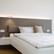 Schlafbereich mit freischwebendem Queen-Size-Bett